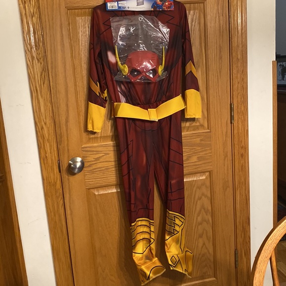 The Flash child muscle costume - size medium (5-7) by Justice League. - Picture 8 of 9
